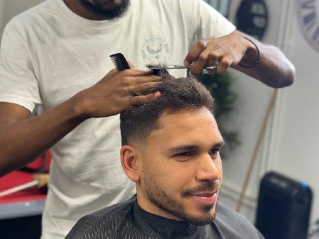Le Phoenix barber institut un salon de coiffure en face de la gare d'Orly